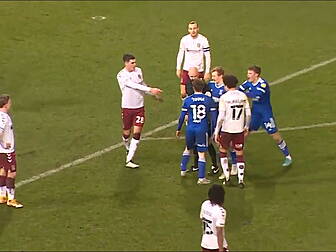Referee apologises after confr...
